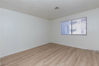 5072 S Rainbow Blvd, Unit 102 in Las Vegas, NV - Building Photo - Building Photo