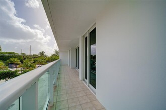 100 Bayview Dr, Unit 214 in Sunny Isles Beach, FL - Foto de edificio - Building Photo