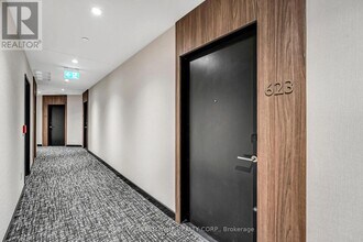 2501 Saw Whet Blvd. in Oakville, ON - Building Photo - Building Photo