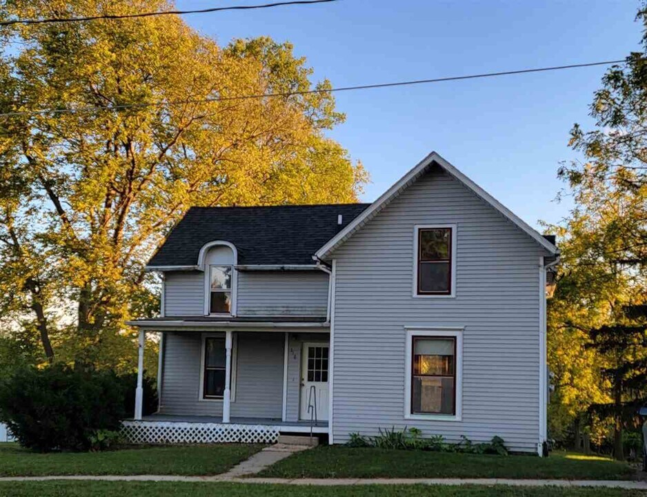 318 W Main St in West Branch, IA - Building Photo