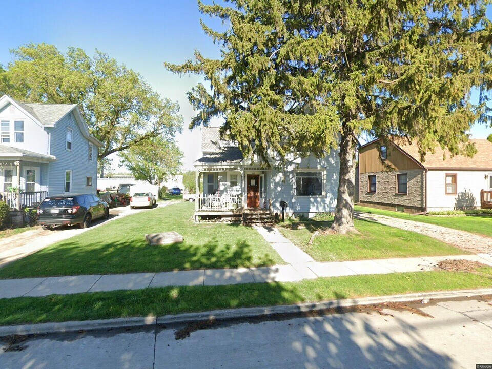 384 S Hickory St in Fond du Lac, WI - Building Photo