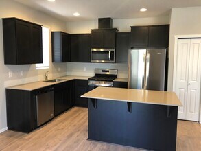 20556 SE Evian Ave in Bend, OR - Foto de edificio - Building Photo
