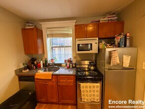 16 Cedar Ln Way, Unit 2 in Boston, MA - Foto de edificio - Building Photo