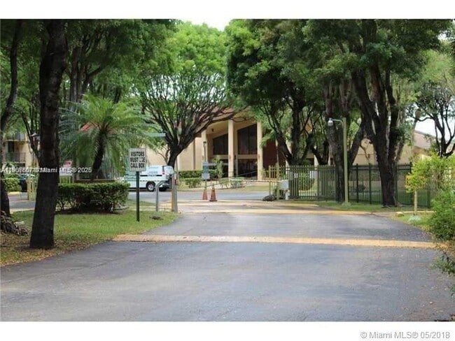 14321 N Kendall Dr in Miami, FL - Building Photo - Building Photo
