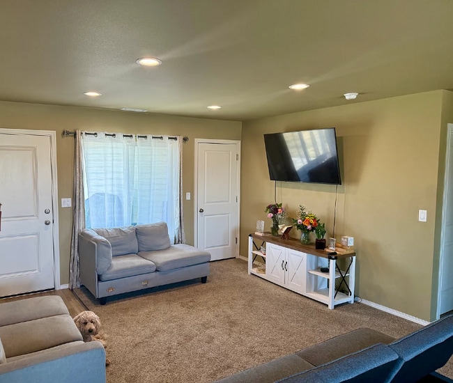 216 E Montmorency Blvd in George, WA - Foto de edificio - Building Photo