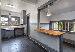 6015-6017-6017 SE 99th Ave in Portland, OR - Foto de edificio - Building Photo