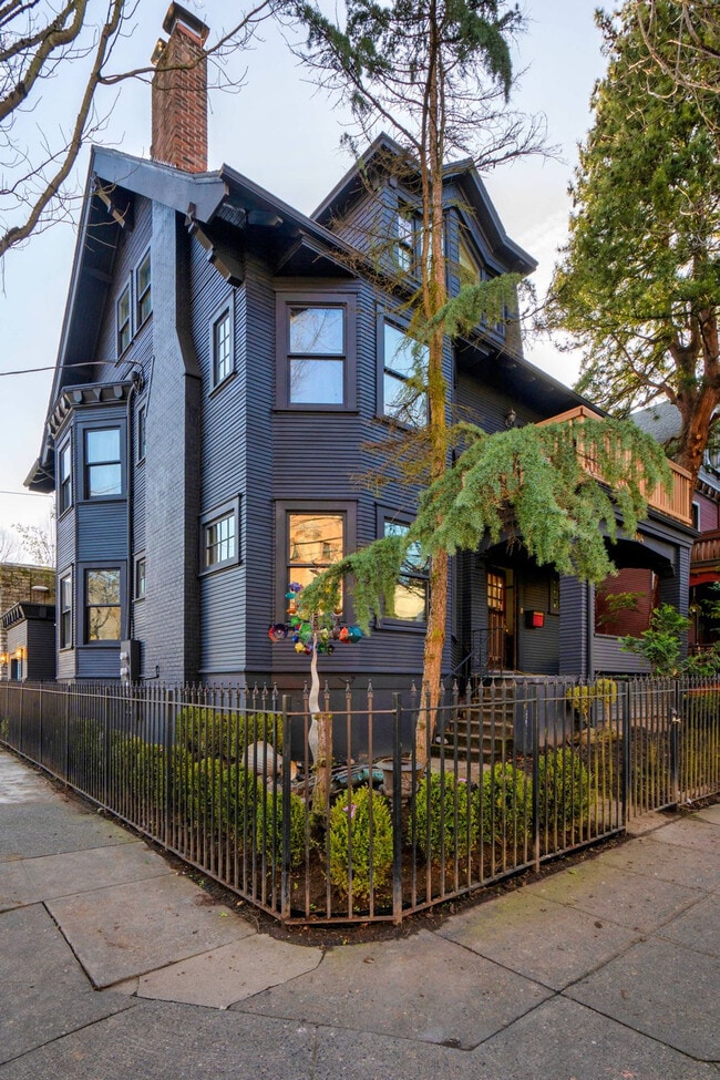 2104 NW Everett St in Portland, OR - Building Photo - Building Photo