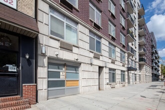 The Montenegro of Astoria in Astoria, NY - Foto de edificio - Building Photo