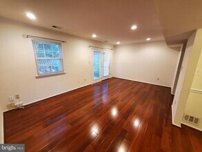2077 Pilgrim Dr in Woodbridge, VA - Building Photo - Building Photo