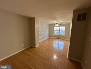 6104 Coventry Way in Mount Laurel, NJ - Building Photo - Building Photo