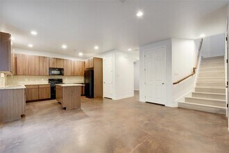 2933 E Martin Luther King Jr Blvd in Austin, TX - Building Photo - Building Photo