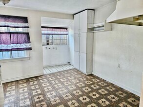 1007 W 74th St in Los Angeles, CA - Building Photo - Building Photo