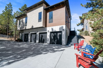 807 Cameron Dr in Big Bear Lake, CA - Foto de edificio - Building Photo