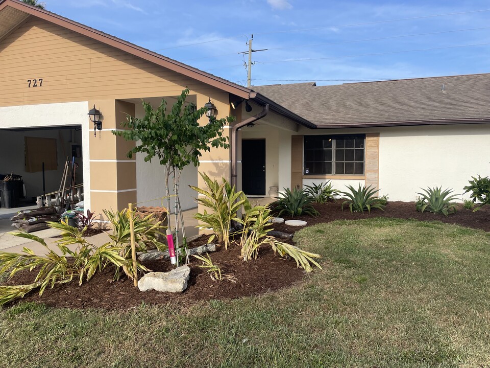 727 Tuxford Dr in Sarasota, FL - Building Photo