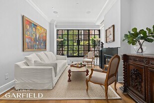320 E 55th St in New York, NY - Building Photo