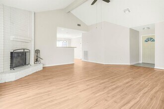7414 Broken Arrow St in Baytown, TX - Building Photo - Building Photo