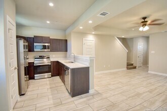 8303 V. Pisa in San Antonio, TX - Building Photo - Building Photo