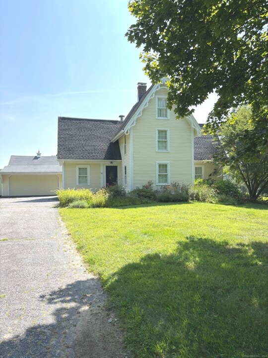 36 Barnes Hill Rd in Burlington, CT - Foto de edificio