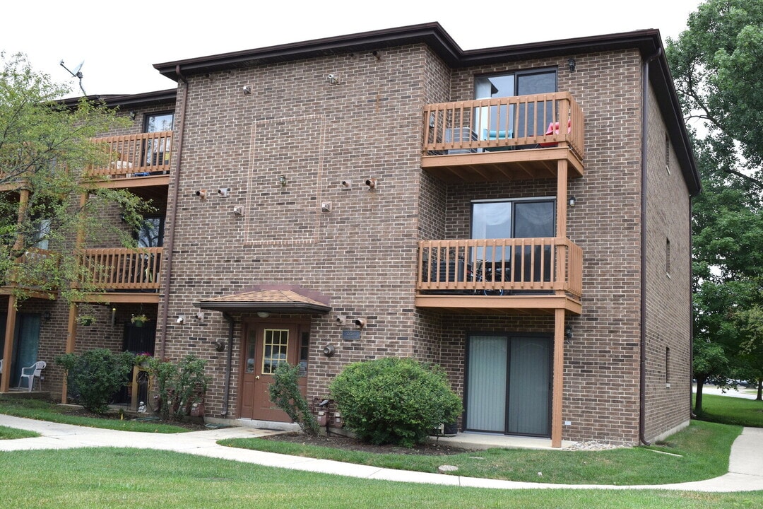 2258 Abbeywood Dr in Lisle, IL - Foto de edificio