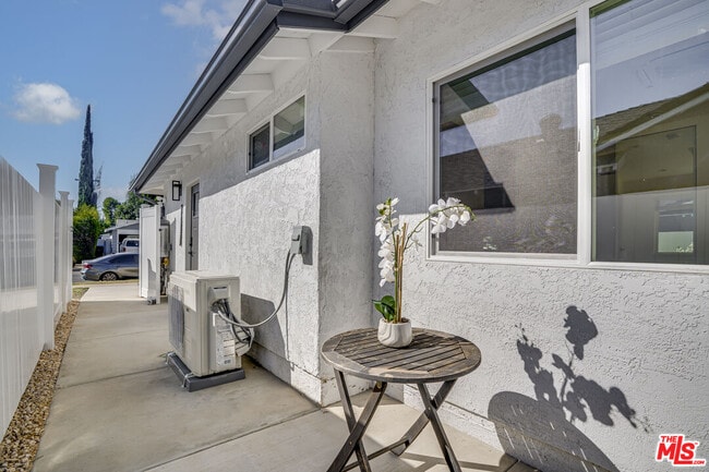 22443 Schoolcraft St in Los Angeles, CA - Building Photo - Building Photo