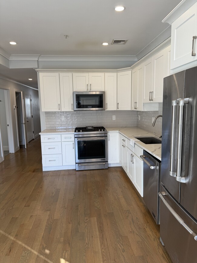 134 Chelsea St, Unit 2 in Boston, MA - Foto de edificio - Building Photo