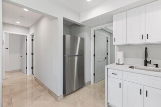 6038 W 75th St in Los Angeles, CA - Building Photo - Building Photo