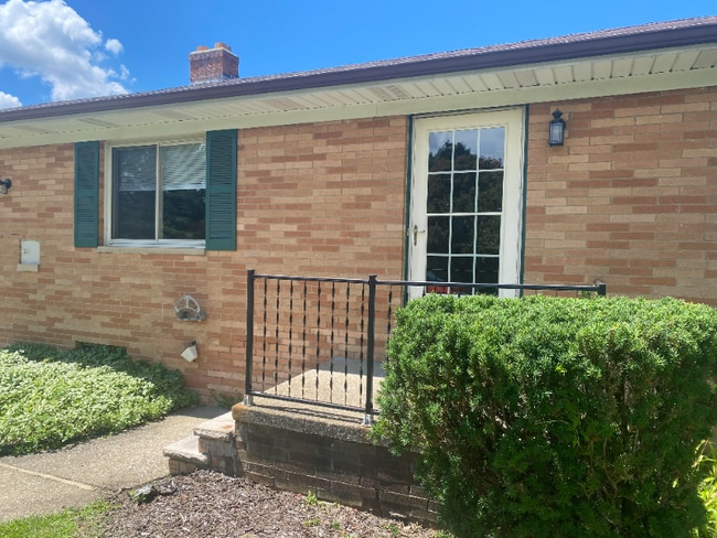 13857 Whitney Rd in Strongsville, OH - Building Photo - Building Photo