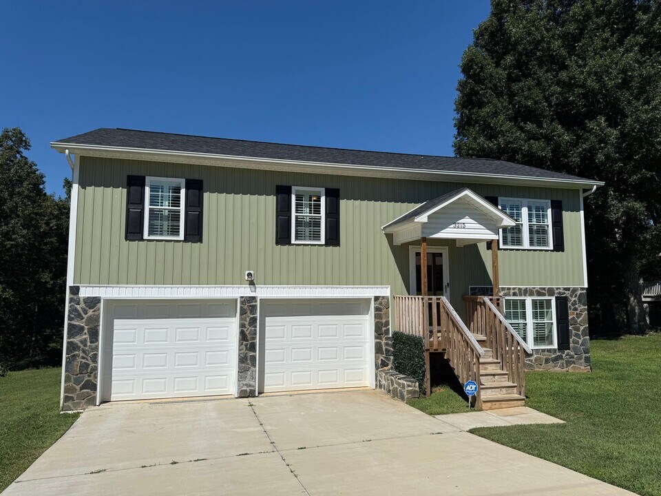3215 24th St NE in Hickory, NC - Building Photo