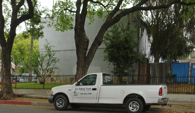 682 Lincoln Ave in Pasadena, CA - Foto de edificio - Building Photo