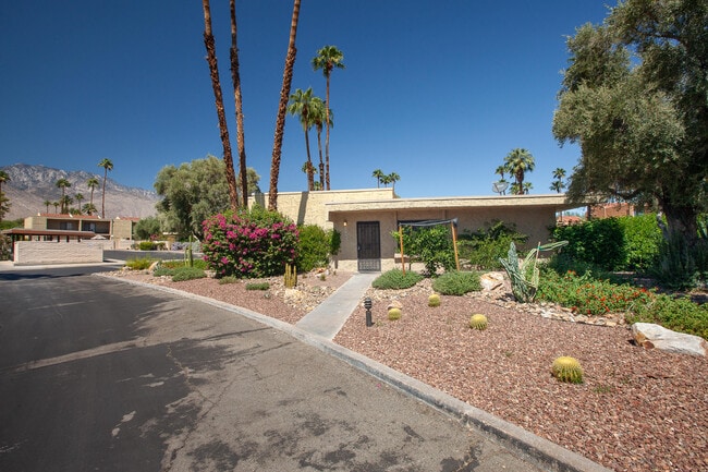 2348 Los Coyotes Dr