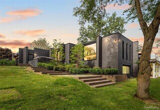 3467 Sutton Pl in Bloomfield Hills, MI - Foto de edificio - Building Photo