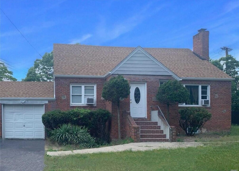 52 Hoffman Ln in Central Islip, NY - Building Photo