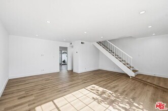 19111 Hamlin St in Los Angeles, CA - Building Photo - Building Photo