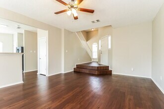 1945 Hobart Ln in Lewisville, TX - Foto de edificio - Building Photo