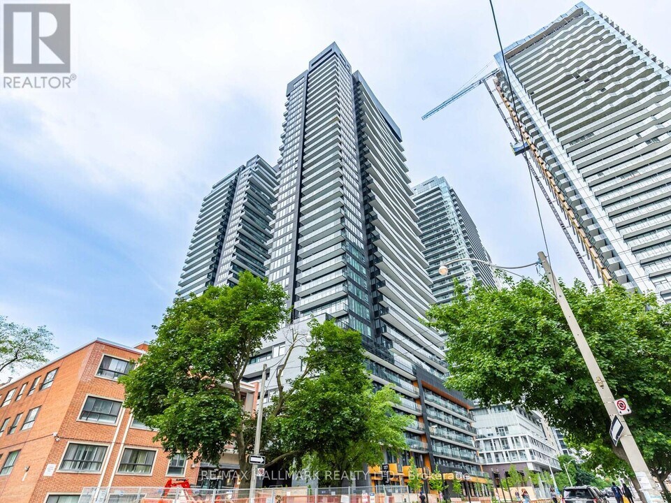 117-2117 Broadway Ave in Toronto, ON - Building Photo