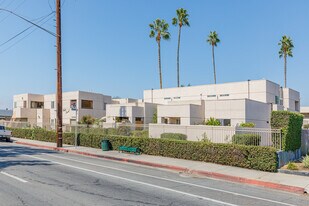 Palm Court in El Cajon, CA - Building Photo