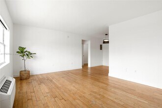 8080 Tatum Waterway Dr in Miami Beach, FL - Building Photo - Building Photo