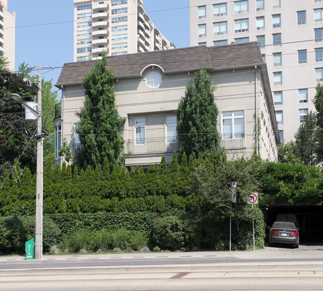 413-423 Walmer Rd in Toronto, ON - Building Photo - Building Photo