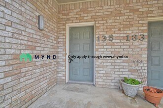 8100 Cambridge St-Unit -Apt 135 in Houston, TX - Foto de edificio - Building Photo