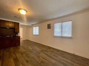 319 E Edwards St in Edmond, OK - Foto de edificio - Building Photo