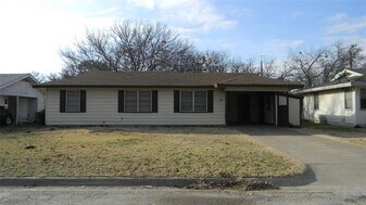 509 N Sewell Dr in Decatur, TX - Building Photo