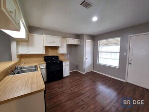1611 Hazelwood St in Conroe, TX - Building Photo - Building Photo