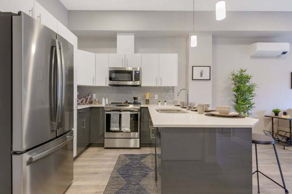 230 Aurora Cres in Kelowna, BC - Building Photo