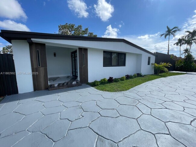 10460 SW 26th Terrace in Miami, FL - Building Photo - Building Photo