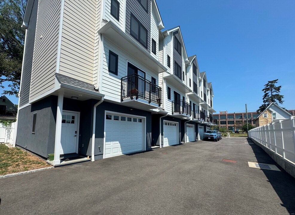 239 Henry St in Stamford, CT - Building Photo