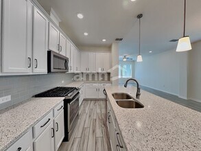 6117 Voyagers Pl in Apollo Beach, FL - Building Photo - Building Photo