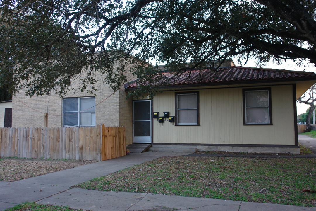 729 W Richard Ave in Kingsville, TX - Foto de edificio