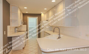 5823 Cove Cir in Naples, FL - Foto de edificio - Building Photo