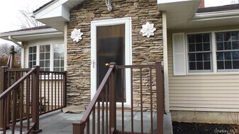 10 S Nauraushaun Rd in Pearl River, NY - Building Photo