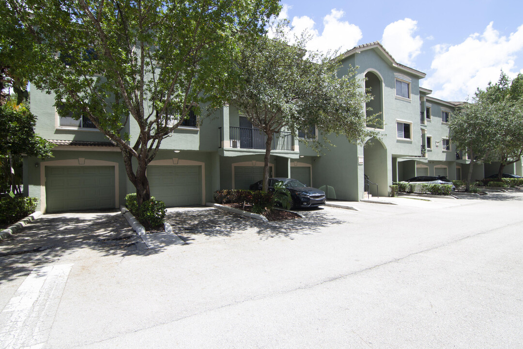 360 Crestwood Cir in Royal Palm Beach, FL - Building Photo